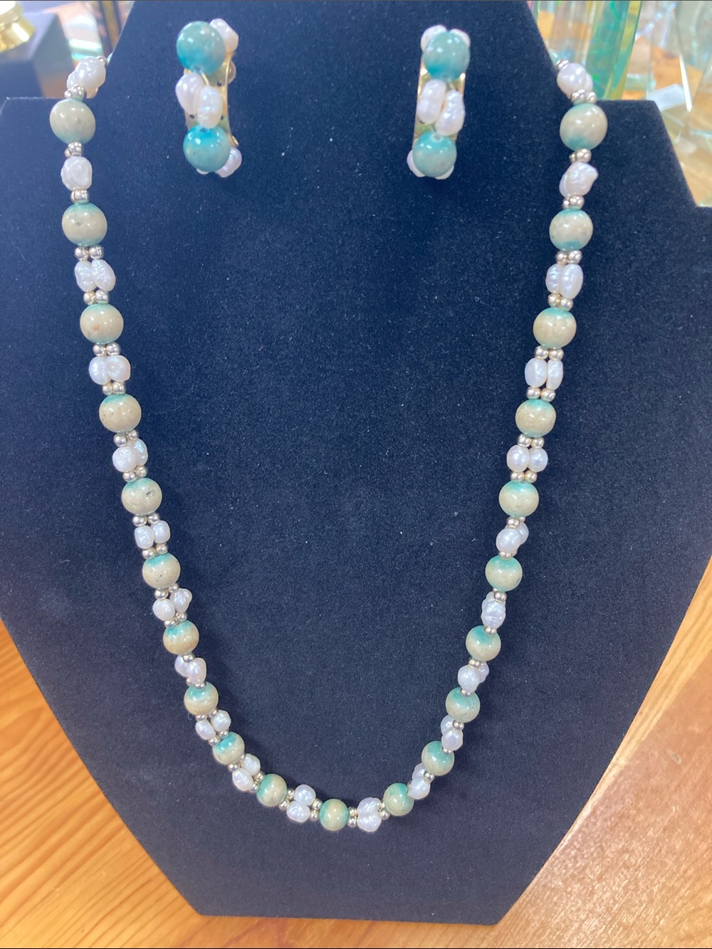 Fashion Jewelry Green and White Beaded Necklace with Matching Earrings